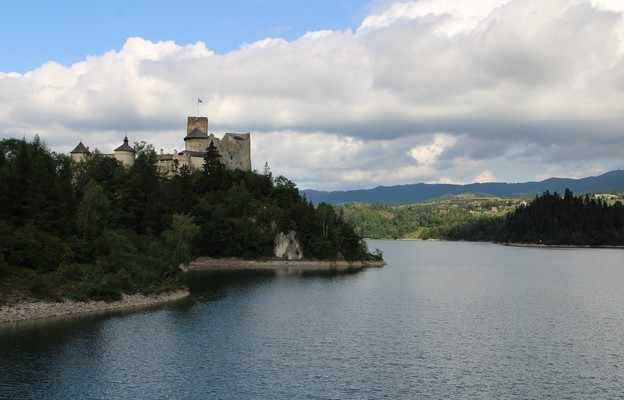 Jezioro Czorsztyńskie. Woda, góry i zamek