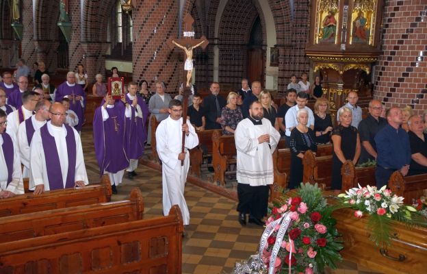 Msza św. pogrzebowa w kościele Św. Mikołaja w Nowej Rudzie