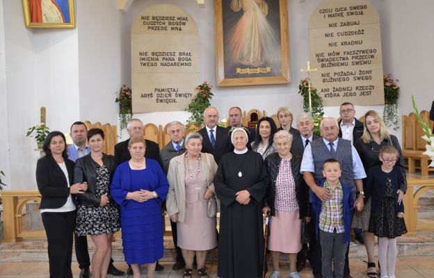 Siostra Teresa w pamiątkowym zdjęciu z najbliższą rodziną