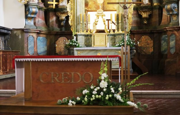 Prezbiterium w kościele klasztornym