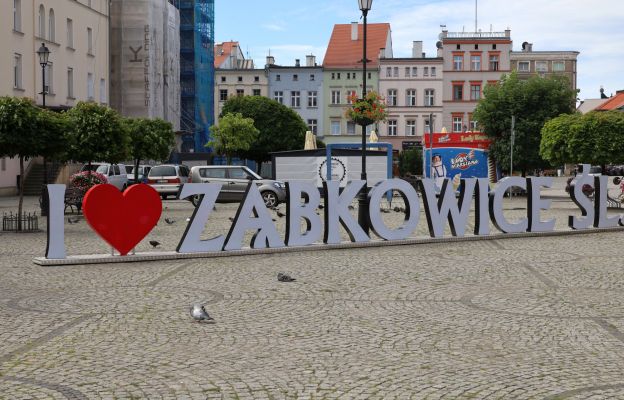 Rynek w Ząbkowicach Śląskich przy którym znajduje się kościół klasztorny Mniszek Klarysek