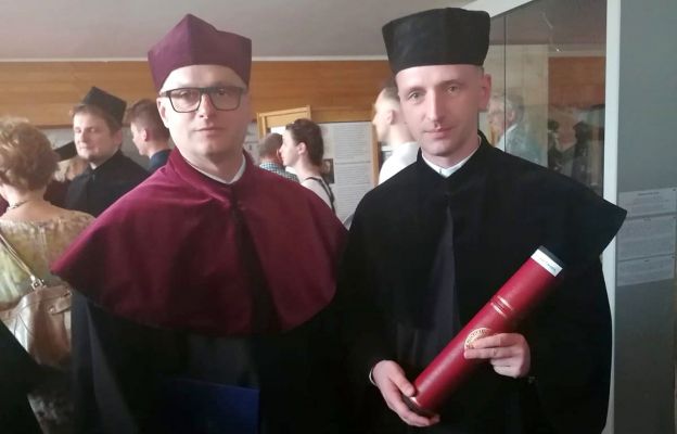 Ks. dr Tomasz Gwizdek z promotorem dr hab. Michałem, Wyrostkiewiczem
