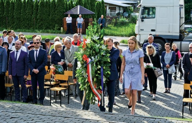 Na cmentarzu parafialnym złożono wieńce i kwiaty