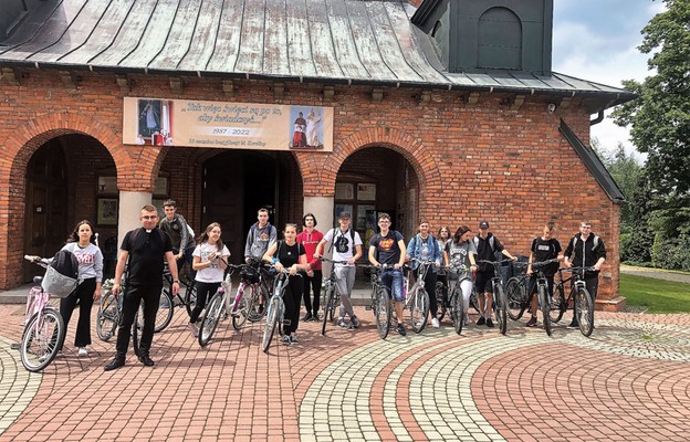 Ośmioklasiści z Radłowa pojechali na rowerach do Zabawy, aby podziękować za dar bierzmowania