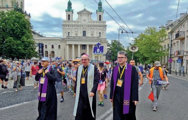 Ks. Mirosław Ładniak (z prawej) zaprasza do wspólnego pielgrzymowania