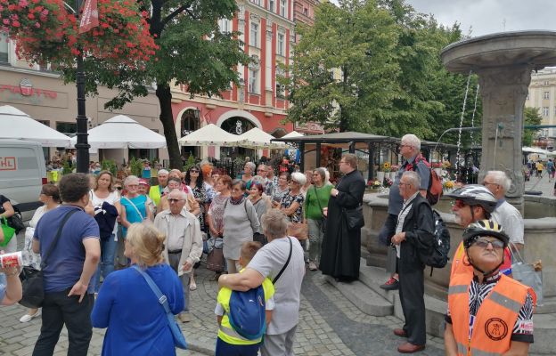 Pielgrzymi na świdnickim rynku