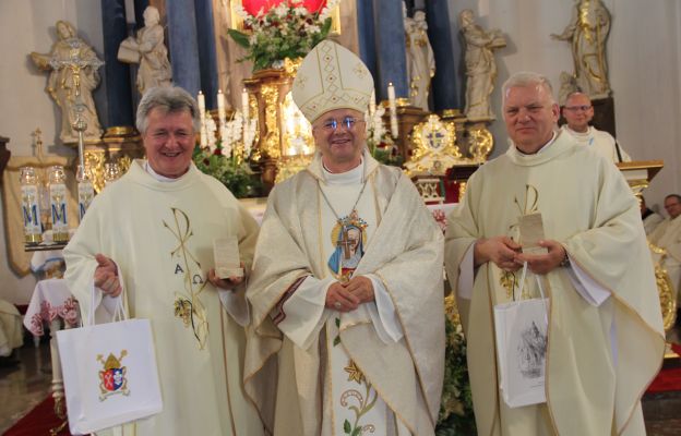 Statuetkę odebrali m.in. ks. kan Zbigniew Samociak oraz ks. kan. Andrzej Tomys