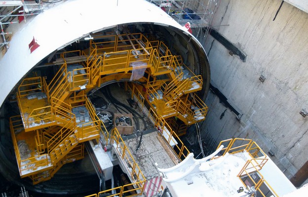 Montowanie tunelownicy TBM w komorze startowej