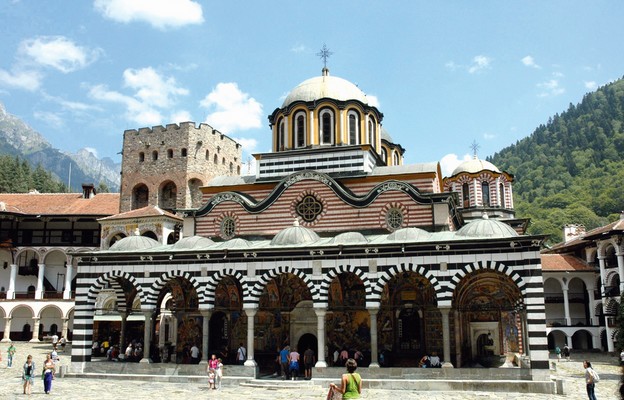 Cerkiew Narodzenia Najświętszej Maryi Panny i wieża Chrelowa (z lewej strony)