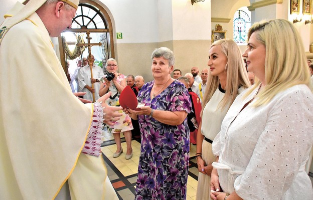 Przekazanie różańca kobietom z parafii św. Jerzego w Biłgoraju