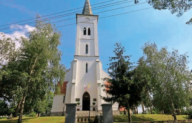 Sanktuarium św. Filomeny położone jest na wzniesieniu pośrodku wsi