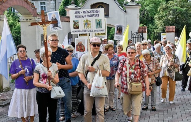 Uczestników minipielgrzymki nie zniechęcają warunki pogodowe