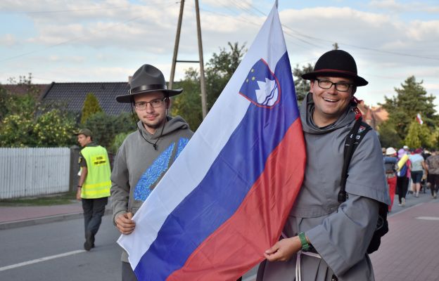 Urh Coltman oraz o. Martin Buntow prezentują flagę Słowenii