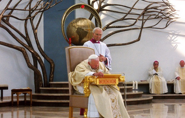 Jan Paweł II w Łagiewnikach w 2002 r., gdy zawierzał świat Bożemu Miłosierdziu