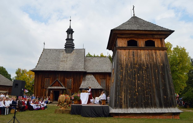 Wciąż czynny kościół z Rogowa w skansenie w Tokarni