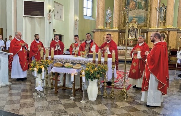 Eucharystia sprawowana przez moderatorów oaz pod przewodnictwem bp. Piotra Sawczuka