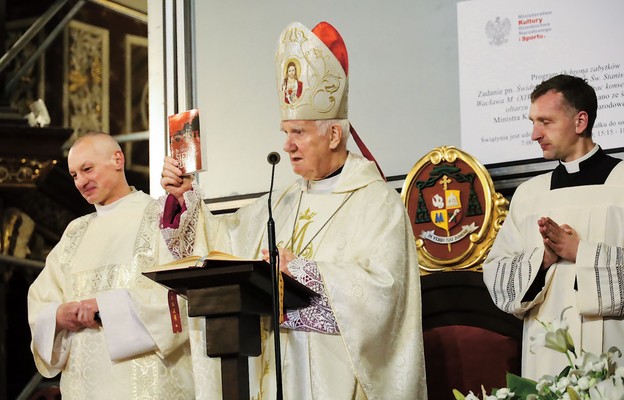 Biskup Ignacy Dec prezentuje swoje publikacje