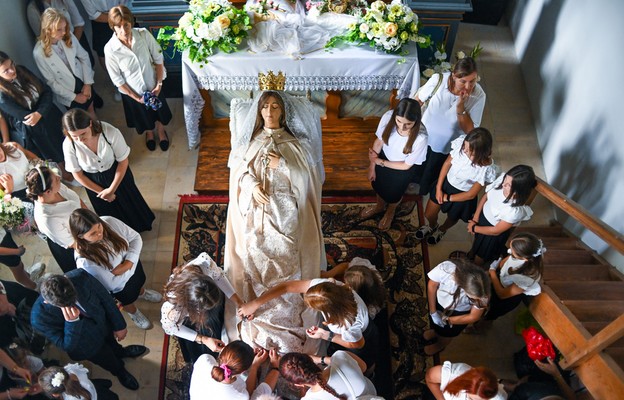 Figura Matki Bożej Zaśniętej na inauguracji Wielkiego Odpustu Wniebowzięcia NMP w sanktuarium w Kalwarii Pacławskiej