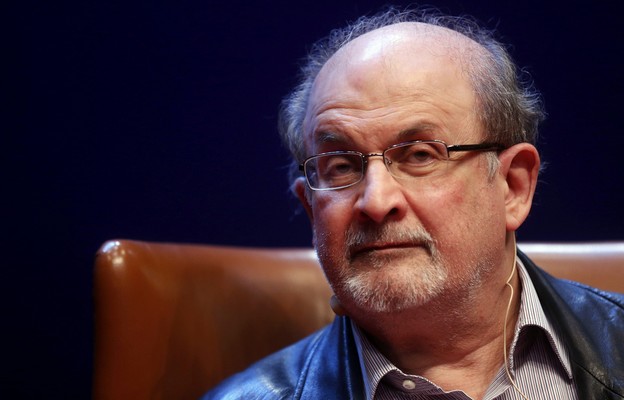 USA/ Pisarz Salman Rushdie kilkukrotnie dźgnięty w szyję, trafił do szpitala