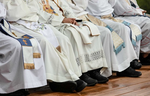 Hiszpania: sekretarz episkopatu wezwał kapłanów do noszenia koloratek i sutann