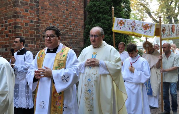 Na zakończenie Eucharystii wierni przeszli w procesji z Najświętszym Sakramentem 