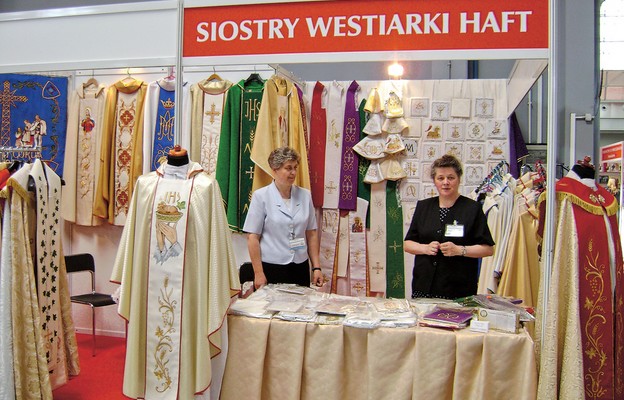 S. Jadwiga Wysocka – przełożona generalna (z lewej) i s. Krystyna Motyl – 
zastępczyni przy stoisku na targach Sacro Expo w Kielcach