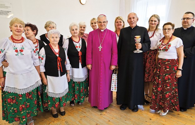 Pamiątkowe zdjęcie gospodyń, biskupa i proboszcza z ofiarowanym przez burmistrza Żarowa kielichem