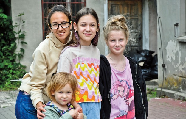 Sława (pierwsza z lewej) sama jest uchodźczynią, ale zaangażowała się już w pomoc dzieciom z Ukrainy