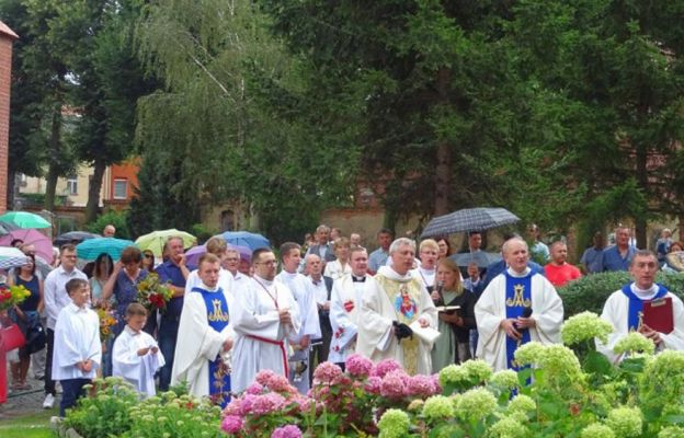 Kapłani i wierni zgromadzeni przed figurą Matki Bożej