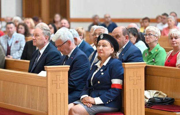 Przedstawiciele władz państwowych i lokalnych środowisk kombatanckich