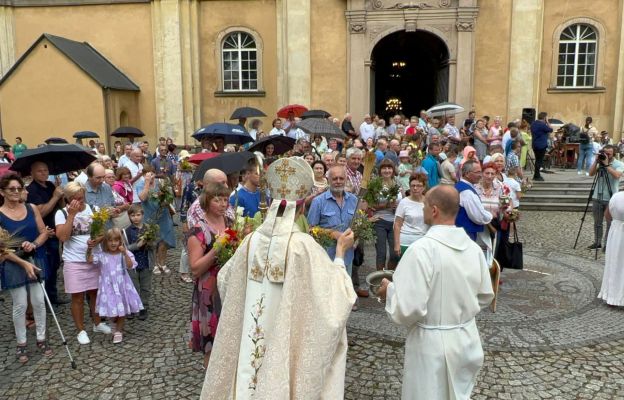 Bp Adam Bałabuch poświęcił przyniesione przez wiernych bukiety kwiatów, ziół i warzyw