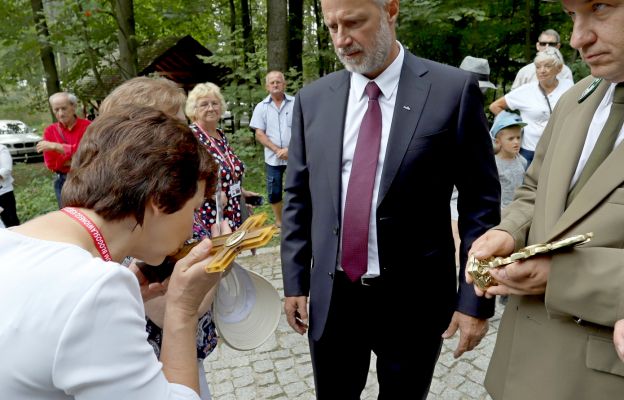 Hołd relikwiom bł. ks. Jerzego oddaje siostrzenica Grażyna Siemion