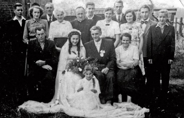 Zdjęcie ślubne Walerii Dyduch i Leona Wardyna, za młodą parą stoi ks. ludwik 
Mucha, Czerwieńsk, 25 września 1955 r.