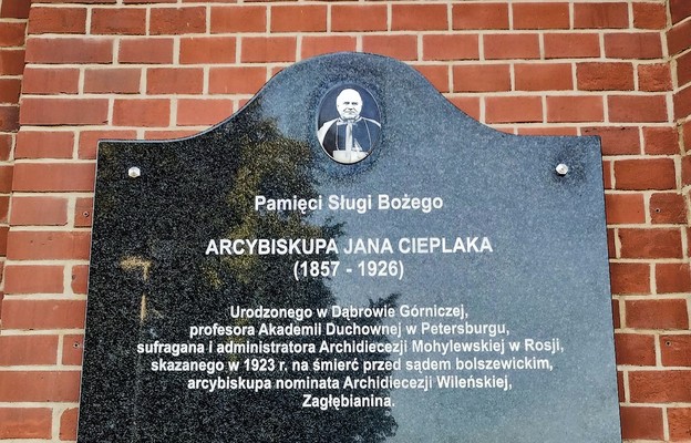 Pamiątkowa tablica umieszczona na ścianie dąbrowskiej bazyliki