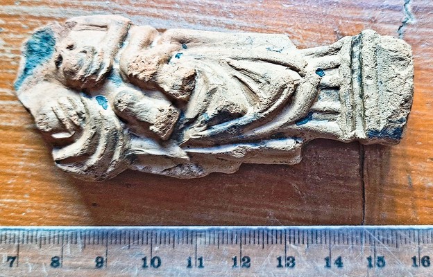 Odkryty fragment figurki Marii trzymającej Dzieciątko