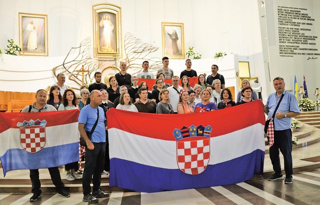 Pielgrzymi z Chorwacji zaśpiewali pieśń na zakończenie uroczystości