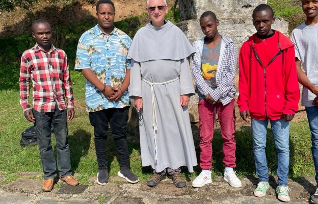 O. Kazimierz Szulc, misjonarz z sanktuarium Matki Bożej w Subukia (Kenia), z czcicielami Jezusa Miłosiernego 

