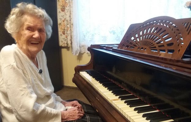 Wanda Szajowska i jej fortepian przywieziony ze Lwowa 