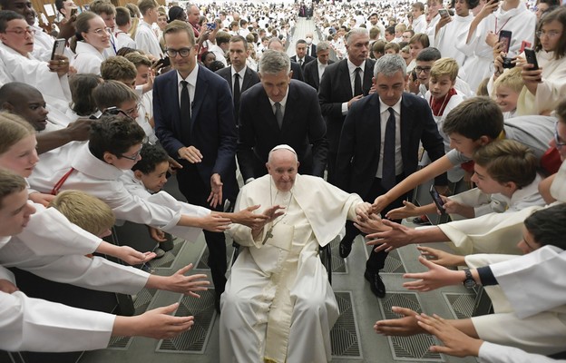 Papież Franciszek wśród ministrantów