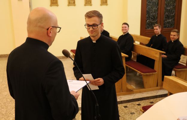 Dk. Patryk Kruk odbiera pismo ze skierowaniem na praktyki do jednej z kudowskich parafii