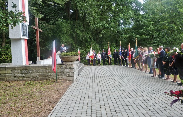 Uczestnicy w miejscu pamięci oddali hołd poległym za Polskę