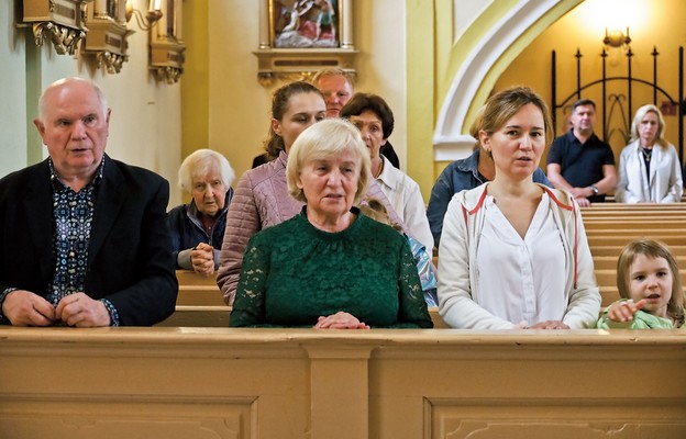 Mieszkańcy Topoli w czasie Mszy św. odpustowej
