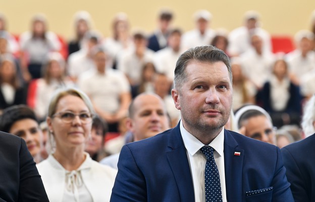 Minister Edukacji i Nauki Przemysław Czarnek podczas uroczystego rozpoczęcia roku szkolnego 2022/2023 w Zespole Szkół Katolickich w Chojnicach.