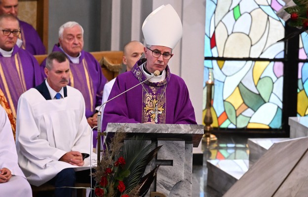Ordynariusz rzeszowski bp Jan Wątroba podczas uroczystości pogrzebowych Tadeusza Ferenca w katedrze rzeszowskiej.