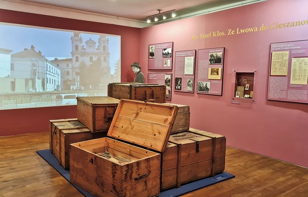 Wystawa przedstawia ciekawe eksponaty m.in. skrzynie ewakuacyjne