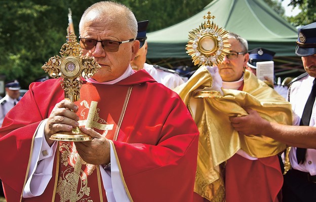 Ks. Waldemar Kostrubiec niesie relikwiarz św. Maksymiliana