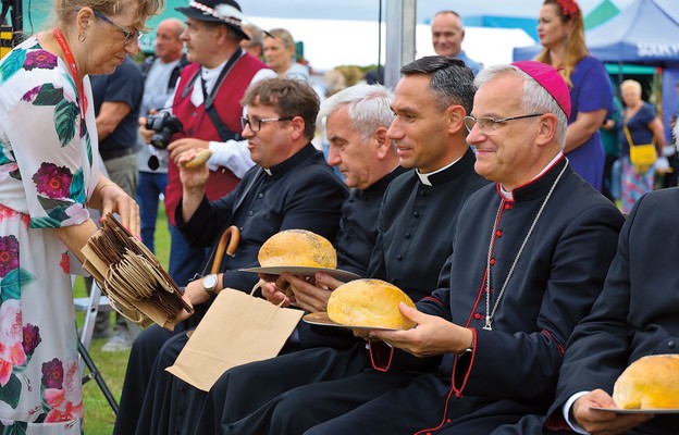 Biskup i proboszczowie otrzymali bochenki chlebów upieczone z tegorocznej mąki