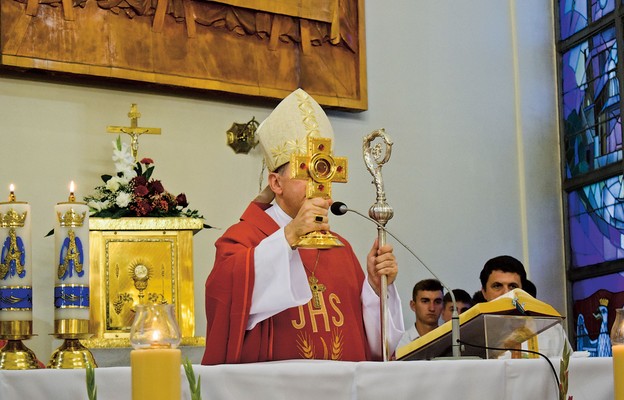 Błogosławieństwo relikwiami św. Andrzeja Boboli