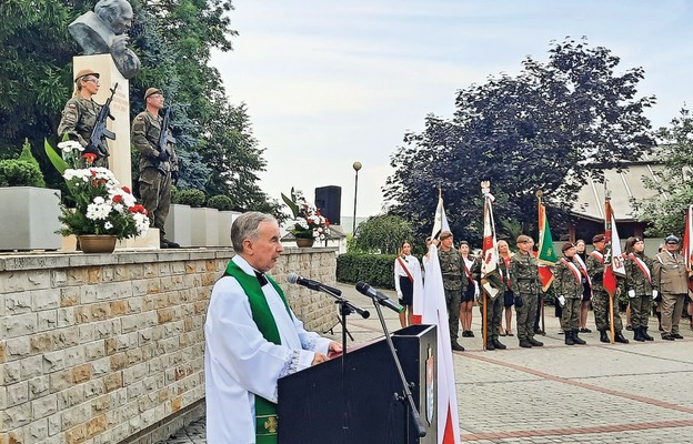 Popiersie ks. Peszkowskiego stanęło w miejscu pomnika żołnierzy radzieckich