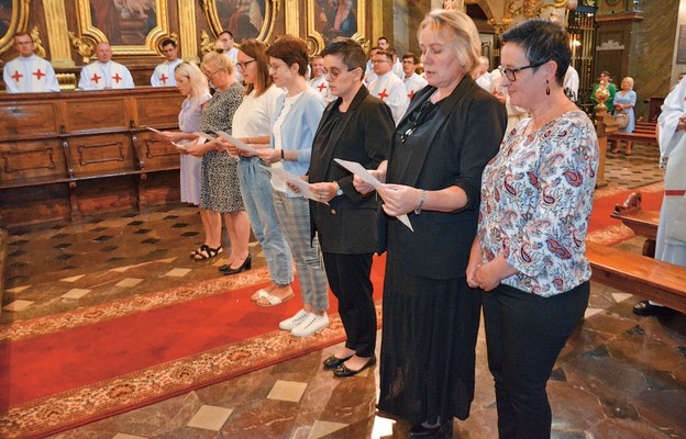 Nowi katecheci złożyli wyznanie wiary i przyrzeczenie przed bp. Florczykiem